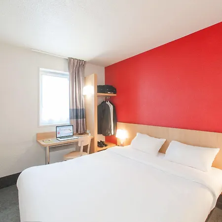 Otel Annecy 2*
